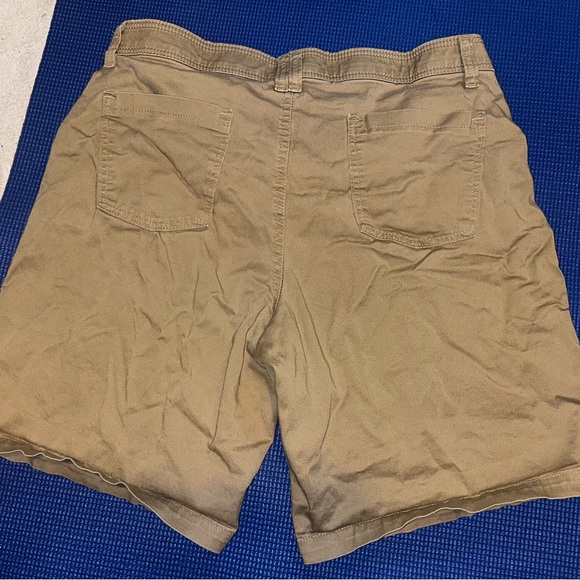 Riders by Lee Khaki Shorts Stretchy Waistband - Picture 2 of 3